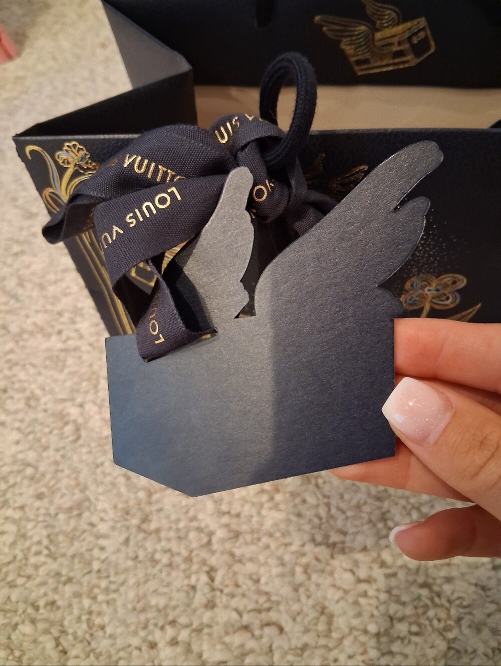 Louis Vuitton Limited Edition Gift Bag with Ribbon & Collectible Charm Tag - Picture 5 of 10
